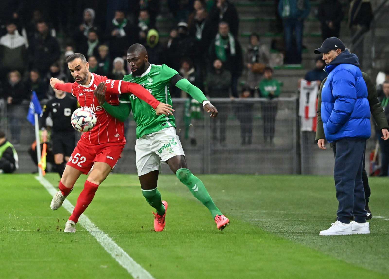 Crédit photo-leprogres.fr-duel-entre-nikola-maksimovic-et-ibrahim-sissoko-photo-charly-jurine-1732804316