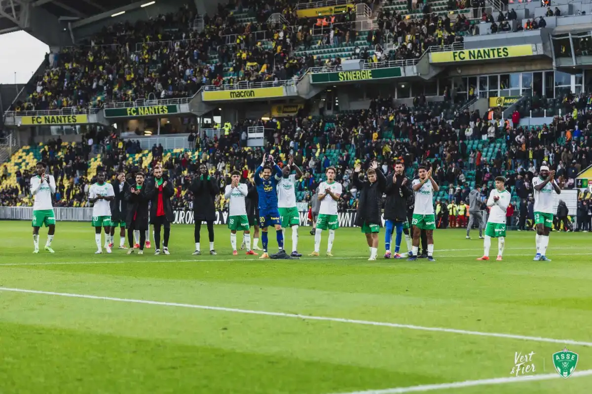 Les joueurs saluant les supporters stéphanois - Nantes vs ASSE - Septembre 2024- Crédit photo - assetv.fr